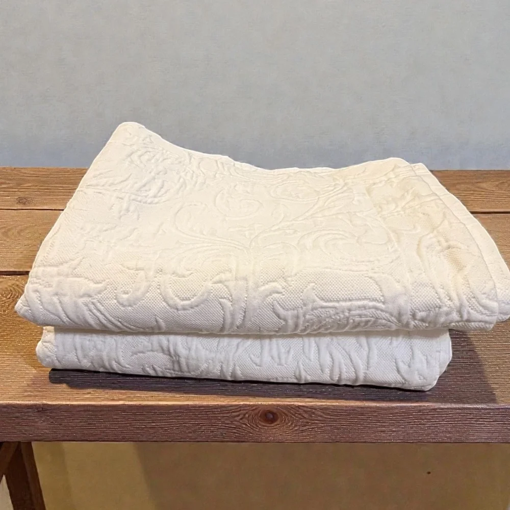 FRONTGATE 2 Matelasse White KING Pillow Shams